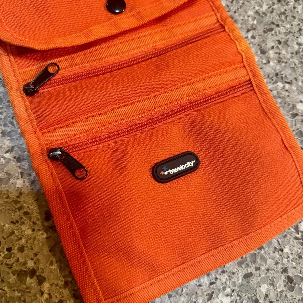 Travelocity l Travel Sling l Size:OS - Picture 2 of 8